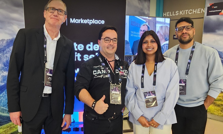 Ein Bild, das Kleidung, Menschliches Gesicht, Person, Lächeln enthält. KI-generierte Inhalte können fehlerhaft sein.