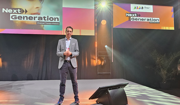 Ein Bild, das Kleidung, Person, Schuhwerk, Mann enthält. KI-generierte Inhalte können fehlerhaft sein.