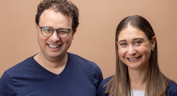 Ein Bild, das Menschliches Gesicht, Person, Lächeln, Kleidung enthält. KI-generierte Inhalte können fehlerhaft sein.