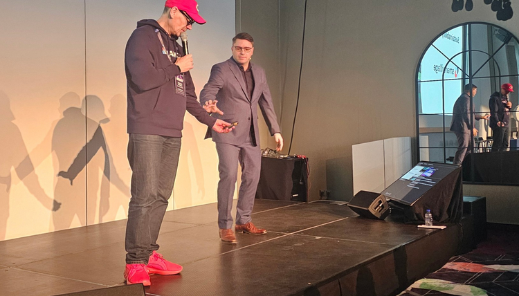 Ein Bild, das Kleidung, Person, Wand, Im Haus enthält. KI-generierte Inhalte können fehlerhaft sein.