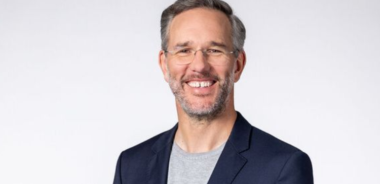 Ein Bild, das Menschliches Gesicht, Lächeln, Person, Mann enthält. KI-generierte Inhalte können fehlerhaft sein.