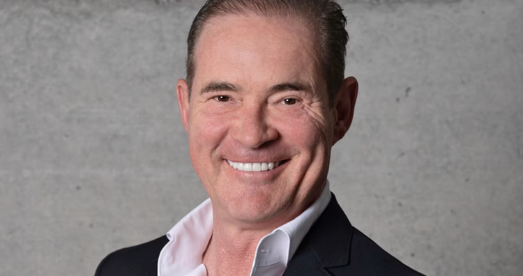 Ein Bild, das Menschliches Gesicht, Person, Lächeln, Kleidung enthält. KI-generierte Inhalte können fehlerhaft sein.