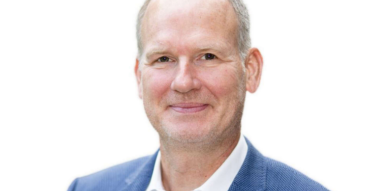 Ein Bild, das Menschliches Gesicht, Person, Lächeln, Kinn enthält. KI-generierte Inhalte können fehlerhaft sein.