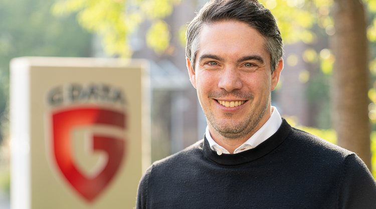 Ein Bild, das Menschliches Gesicht, Person, Kleidung, draußen enthält. KI-generierte Inhalte können fehlerhaft sein.