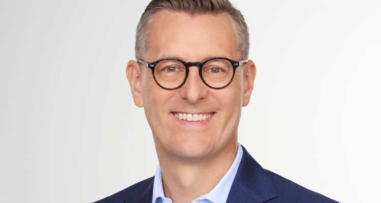 Ein Bild, das Menschliches Gesicht, Person, Lächeln, Vorderkopf enthält. KI-generierte Inhalte können fehlerhaft sein.