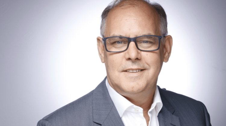 Ein Bild, das Menschliches Gesicht, Person, Kleidung, Vorderkopf enthält. KI-generierte Inhalte können fehlerhaft sein.