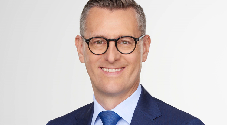 Ein Bild, das Menschliches Gesicht, Person, Kleidung, Lächeln enthält. KI-generierte Inhalte können fehlerhaft sein.