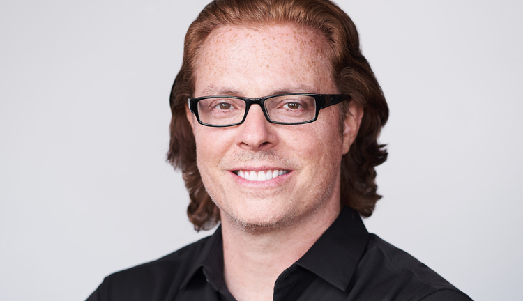 Ein Bild, das Menschliches Gesicht, Person, Kleidung, Kinn enthält. KI-generierte Inhalte können fehlerhaft sein.