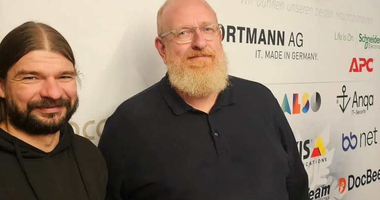 Ein Bild, das Menschliches Gesicht, Mann, Kleidung, Person enthält. KI-generierte Inhalte können fehlerhaft sein.