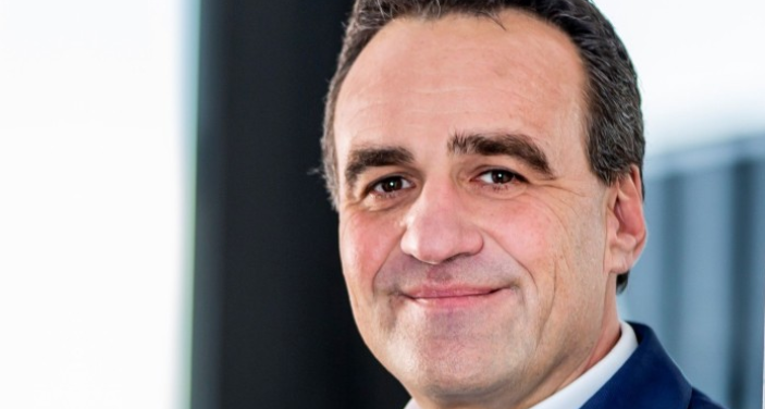 Ein Bild, das Menschliches Gesicht, Person, Lächeln, Kleidung enthält. KI-generierte Inhalte können fehlerhaft sein.