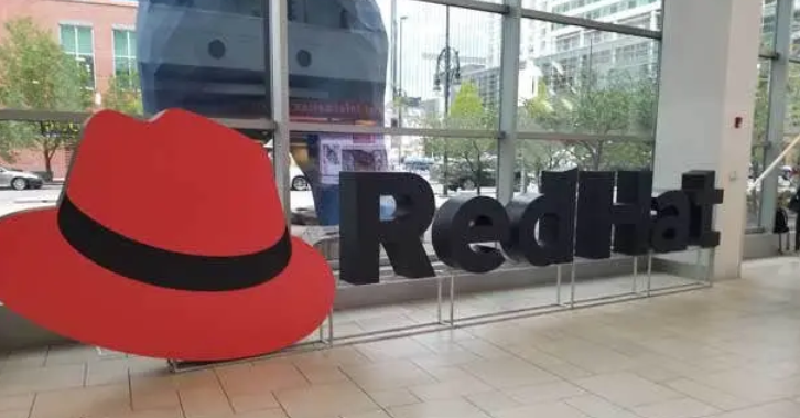 Ein Bild, das Kopfbedeckung, Hut, Kleidung, Sonnenhut enthält. KI-generierte Inhalte können fehlerhaft sein.