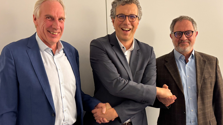 Ein Bild, das Person, Menschliches Gesicht, Lächeln, Mann enthält. KI-generierte Inhalte können fehlerhaft sein.