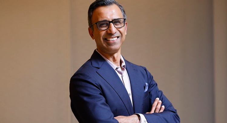 Ein Bild, das Menschliches Gesicht, Kleidung, Person, Mann enthält. KI-generierte Inhalte können fehlerhaft sein.