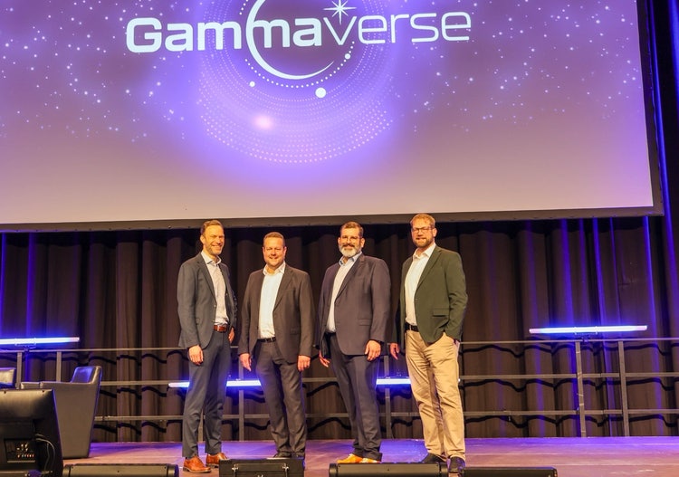 Ein Bild, das Kleidung, Mann, Person, Anzug enthält. KI-generierte Inhalte können fehlerhaft sein.