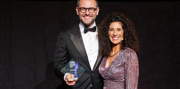 Ein Bild, das Person, Menschliches Gesicht, Lächeln, Kleidung enthält. KI-generierte Inhalte können fehlerhaft sein.