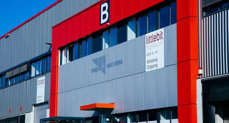 Ein Bild, das Gebäude, Himmel, draußen, Landfahrzeug enthält. KI-generierte Inhalte können fehlerhaft sein.