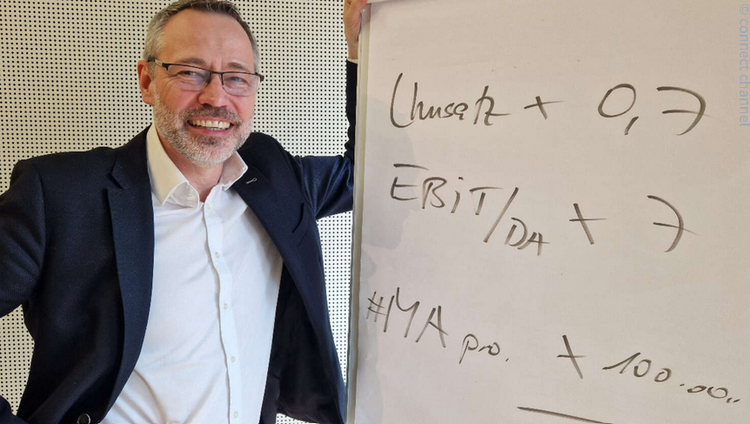 Ein Bild, das Handschrift, Menschliches Gesicht, Kleidung, Mann enthält. KI-generierte Inhalte können fehlerhaft sein.