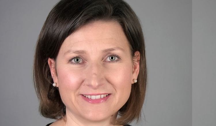 Ein Bild, das Menschliches Gesicht, Person, Lächeln, Lippe enthält. KI-generierte Inhalte können fehlerhaft sein.