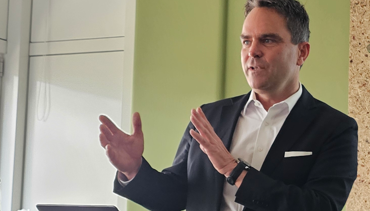 Ein Bild, das Person, Kleidung, Menschliches Gesicht, Mann enthält. KI-generierte Inhalte können fehlerhaft sein.