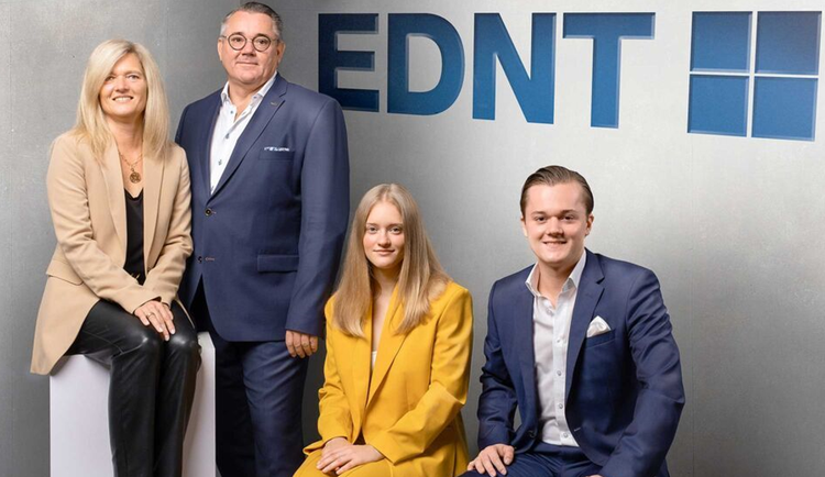 Ein Bild, das Kleidung, Menschliches Gesicht, Person, Lächeln enthält. KI-generierte Inhalte können fehlerhaft sein.