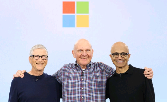 Ein Bild, das Menschliches Gesicht, Kleidung, Mann, Brille enthält. KI-generierte Inhalte können fehlerhaft sein.