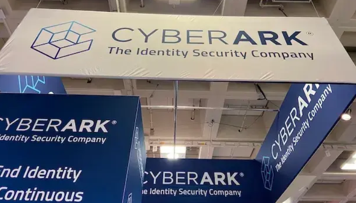 Ein Bild, das Text, Schild, Beschilderung, Werbung enthält. KI-generierte Inhalte können fehlerhaft sein.