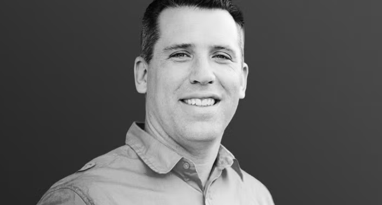 Ein Bild, das Menschliches Gesicht, Person, Lächeln, Porträt enthält. KI-generierte Inhalte können fehlerhaft sein.