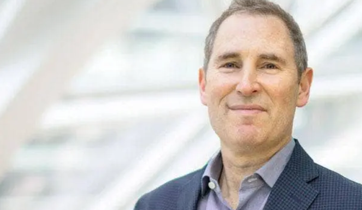 Ein Bild, das Menschliches Gesicht, Person, Kleidung, Lächeln enthält. KI-generierte Inhalte können fehlerhaft sein.