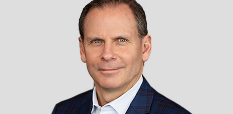 Ein Bild, das Menschliches Gesicht, Person, Kleidung, Porträtbild enthält. KI-generierte Inhalte können fehlerhaft sein.