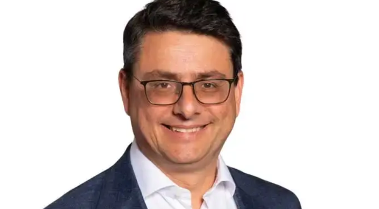 Ein Bild, das Menschliches Gesicht, Person, Kleidung, Lächeln enthält. KI-generierte Inhalte können fehlerhaft sein.