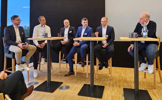 Ionos Paneldiskussion zu KI und Cloud im Mittelstand: Rund 100 Teilnehmer aus der Wirtschaft kamen ins Westfalen-Stadion des BVB nach Dortmund und informierten sich, was heute schon geht und wo Hürden beiseite geschoben werden müssen.