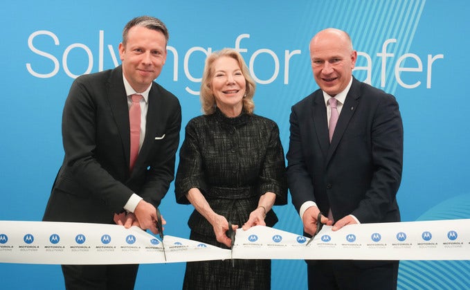 Motorola Experience Center in Berlin: Eröffnung mit Country Manager Axel Kukuk, US-Botschafterin Dr. Amy Gutmann und dem Regierenden Bürgermeister Kai Wegner