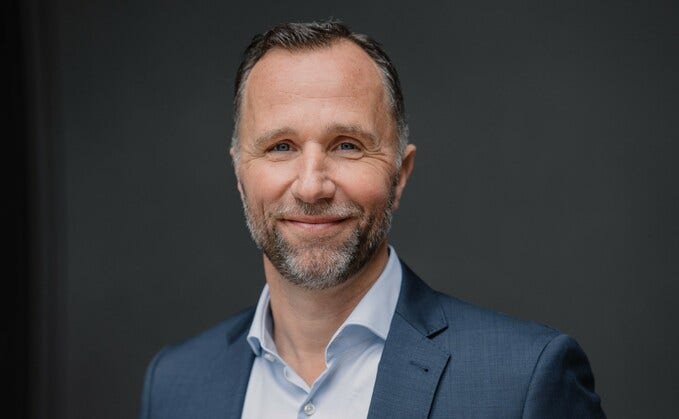 Jan Jansen hält Heino Deubner den Rücken frei