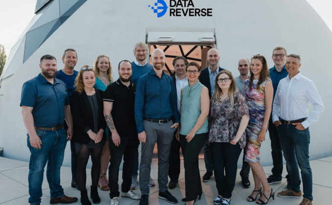 Das Team von Data Revers hofft freilich darauf, dass die Dämme in den von Hochwasser betroffenen Regionen halten und Speichermedien trocken bleiben. Falls nicht, ist man für schnelle Datenrettung gewappnet und senkt die Kosten um die Hälfte.