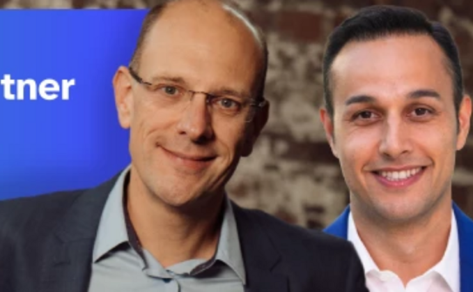 Tobias Joch, GF von Inovex (li), und Ramin Mirza von Aleph Alpha besiegeln die offizielle Partnerschaft.