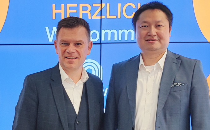 Dominik Walter, Herweck (li.) und Brant Liu, Generalmanager Dahua Technology, haben einen Distributionsvertrag geschlossen.