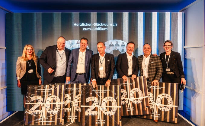 Mark Breuer, Gesellschafter und Prokurist (li.) und Dimitrios "Taki" Konstantinou, geschäftsführender Gesellschafter (re.) führen die Eures GmbH. Dazwischen die ehem. und heutigen Gesellschafter Jürgen Häring, Christof Klein und Jürgen Haspinger.