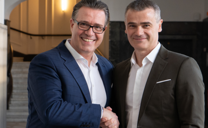 Jacques Diaz, CEO Axians Deutschland übergibt an Burim Mirakaj, der CEO Axians in DACH & CEE (Central Eastern Europe) ist.